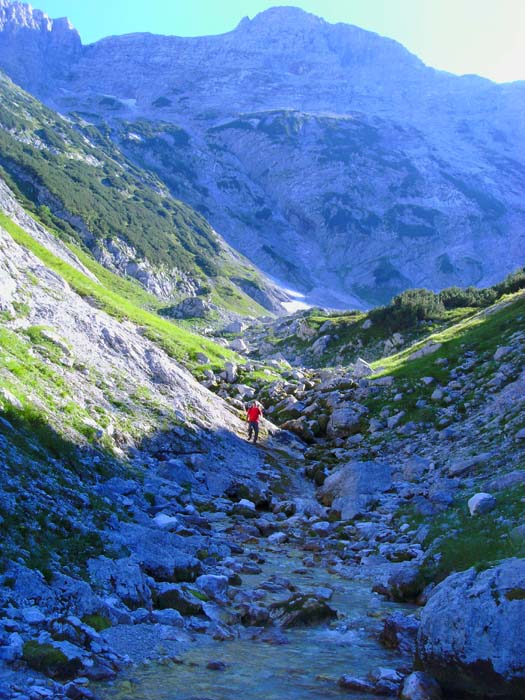 am Auslauf des Büchsenkares tritt auf gut 100 m Länge ein Bach zutage, bevor er sich über den Rand der zerklüfteten Grundmauern stürzt, vor Erreichen des Hetzau-Talschlusses wieder vom Erdboden verschwindet und erst viel weiter draußen im Tal erneut zum Vorschein kommt; darüber der Östl. Hochplattenkogel