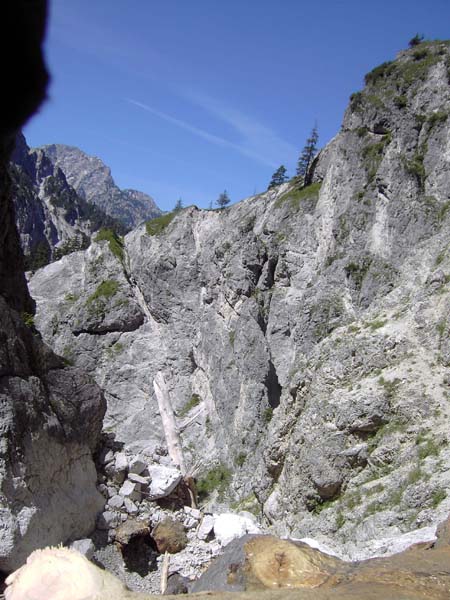 die Scheren-Schlucht nach der ersten Rechtsbiegung, im Hintergrund der Woising, re. oben P. 948