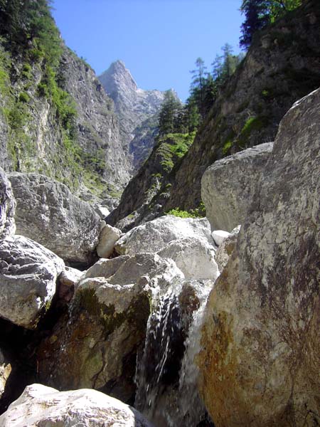 der verblockte Mittelteil der Schlucht, darüber die Jakobinermütze