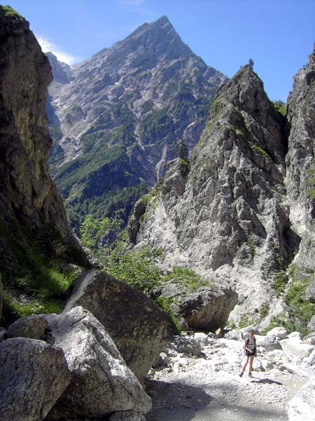 die letzten Sonnenplätze für Genießer, darüber der Zwölferkogel