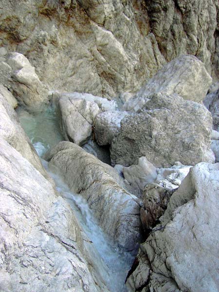 anregende Kletterei an ausgewaschenen Wasserrinnen