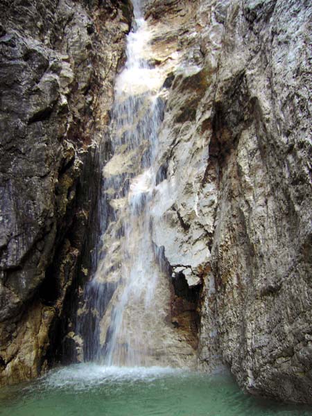 der Endpunkt der Schlucht - ein Tümpel am Fuß einer unbegehbaren Wasserfallverschneidung