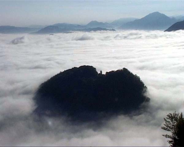 wie eine Insel im Meer - Konradsheim, das Dorf auf der Bergspitze