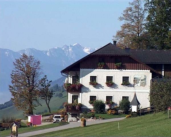 ... am Hof Mitterhirschberg, dahinter die Gamsplan (Sengsengebirge)