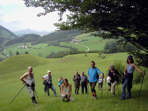 Ulli mit einer Wandergruppe auf der Hiafl, dem aussichtsreichen Wiesensattel nw. der Spindeleben