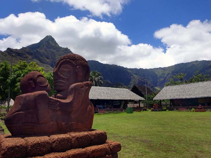 neben vielen Tikis und weiteren Kultplattformen findet sich in Atuona ein Gauguin-Museum sowie die letzte Ruhestätte des Malers sowie des belgischen Chansonniers Jacques Brel