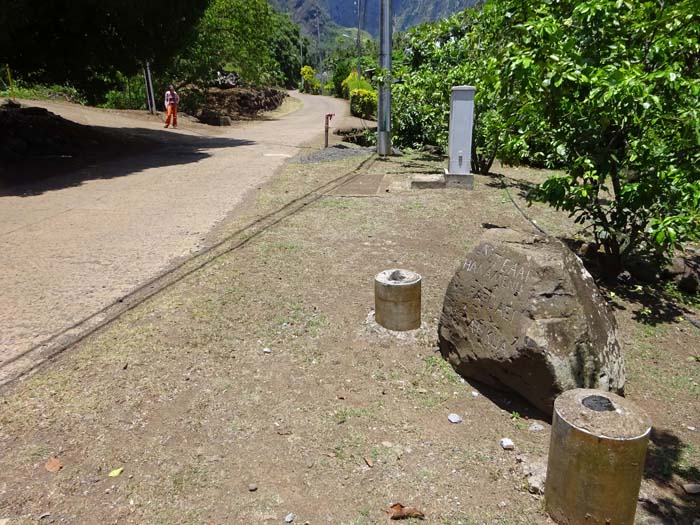 ... einen Wegweiserstein mit verwirrenden Richtungsangaben; wir verfolgen fälschlich die Gerade in Richtung Talschluss, in die Berge geht es aber bei Ulli links ...