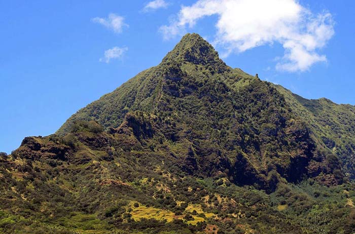 der Mont Temetiu von Nordwest, der bisherige Anstieg erfolgt ganz links hinter dem Kamm