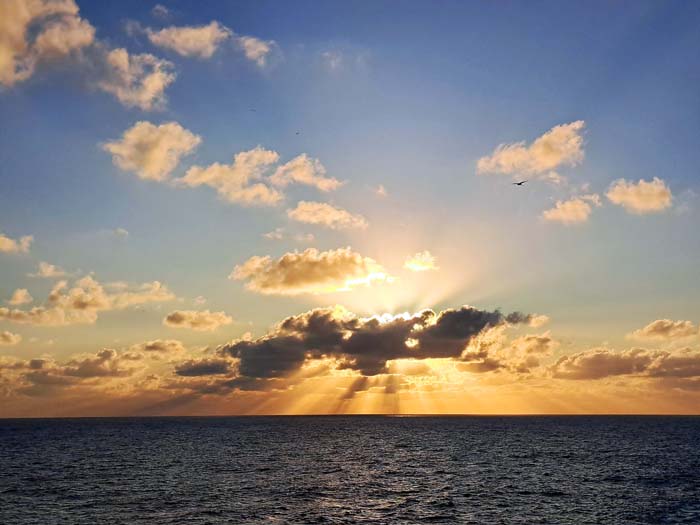 beim nächsten Sonnenaufgang passieren wir auf unserer Fahrt rund um Hiva Oa ...