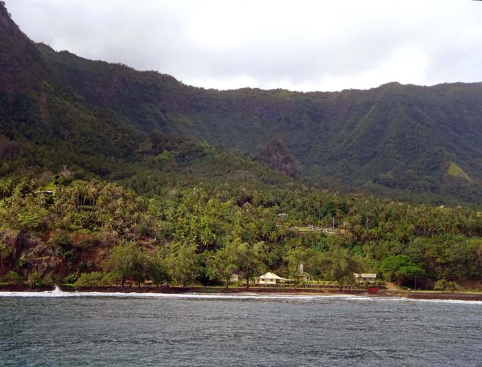 nur wenig oberhalb der Häuser des kleinen Küstenortes erkennt man die gerodete Terrasse der wichtigsten Kultstätte der Insel: Iipona