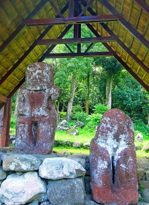 ... darunter der Taka-i-i, eine 2,67 m hohe Steinfigur, die größte bislang auf den Inseln gefundene