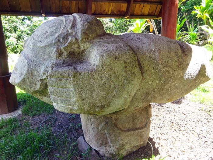 eine weitere hochinteressante, für den pazifischen Raum einmalige Skulptur ist Maki-i taua pepe, die „Schmetterlingspriesterin“, welche bei der Geburt ihres Kindes verstarb; auf der Insel munkelt man, dass die Darstellung eines Lamas am runden Podest von der Kon-Tiki-Besatzung um den Norweger Thor Heyerdahl eingemeißelt wurde, um nach ihrer spektakulären 7000-Kilometer-Passage auf einem Balsafloß im Jahr 1947 ihre Theorie der Besiedelung der Inseln von Südamerika aus zu untermauern 