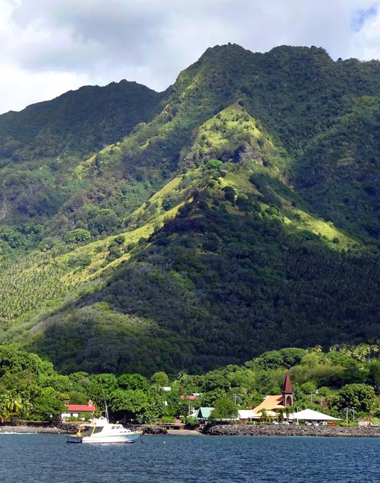 Tahuata ist die kleinste bewohnte Marquesasinsel, bis auf ein Versorgungsschiff, das alle paar Wochen hier vorbeikommt, existiert keine Verkehrsanbindung; der Hauptort Vaitahu liegt knapp 10° südlich des Äquators