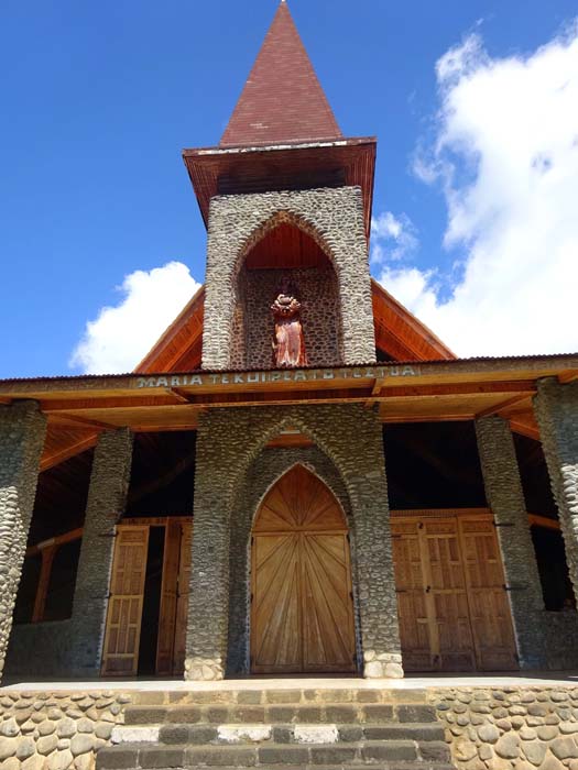 dahinter die katholische Kirche, ...