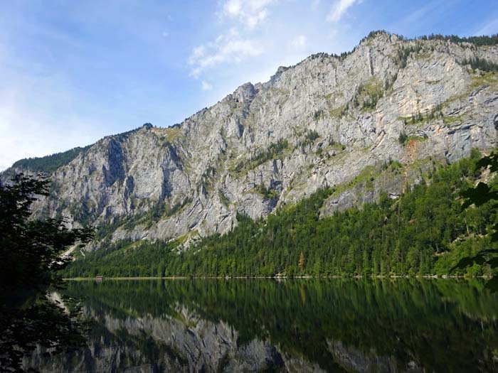 der Leopoldsteinersee mit der Seemauer ...