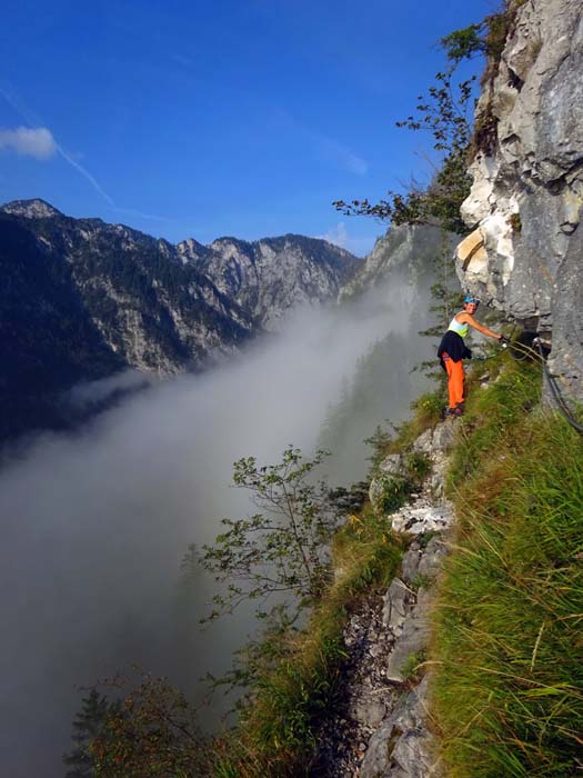 nach dem ersten Rastplatz („Erzbergblick“) folgt dieser Quergang in Richtung Kaiserschildstock, von dessen Ende man einen einfachen Notabstieg (A/B) zum markierten Kaisersteig nehmen kann