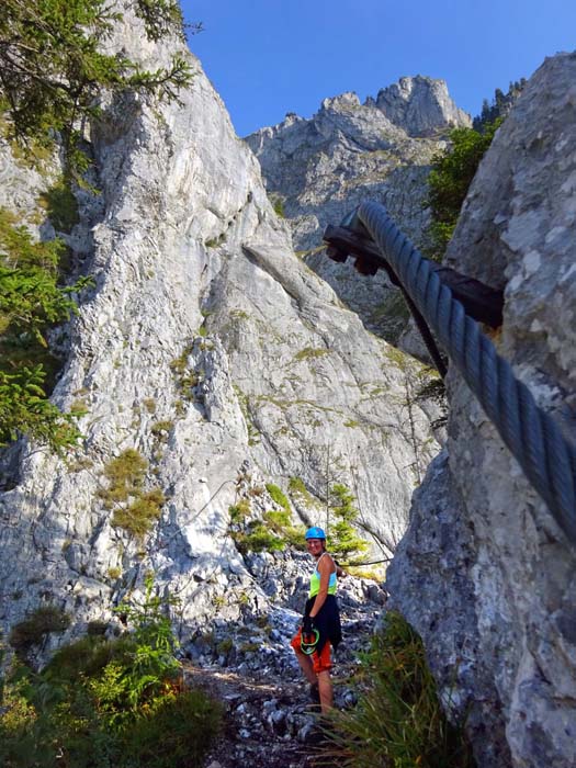 ... gelangt man zum nächsten Rastplatz, dem „Schwalbennest“; anschließend steigen wir links der Kante ...