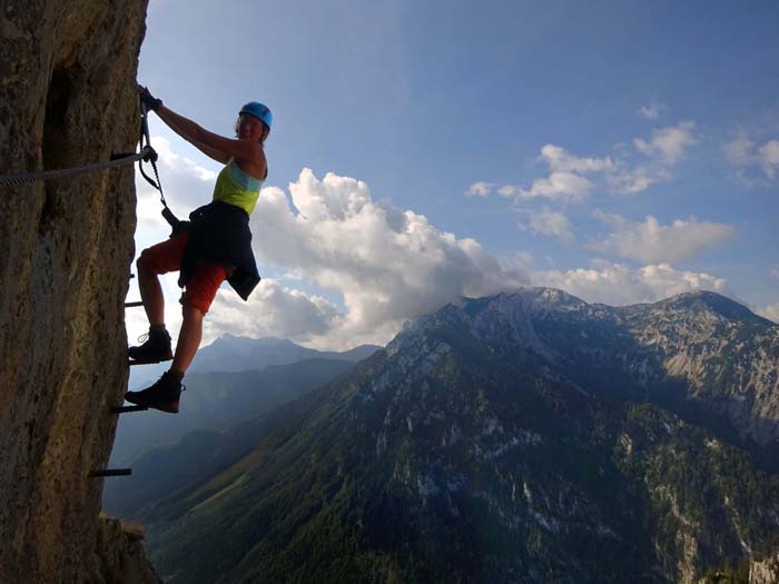 auch der dritte Abschnitt der Ferrata vermag noch zu begeistern; Blick auf Kalte Fölz und Kaiserwart