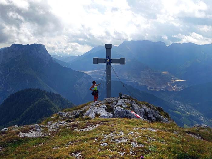 Gipfelblick gegen Südost: der Erzberg, flankiert von Pfaffenstein und Eisenerzer Reichenstein