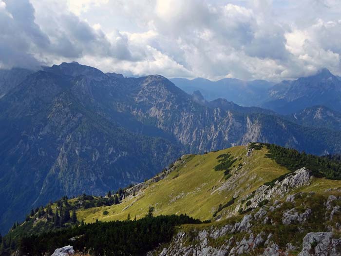 rechts anschließend das Kaiserschildmassiv, der Hauptkamm der Eisenerzer Alpen (Überschreitung s. Archiv Schitouren) und der Lugauer (ganz rechts)