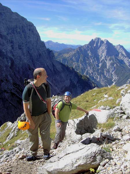 Sebastian mit seinem Schützling im flachen Mittelteil des Peternpfades; dahinter der Admonter Reichenstein