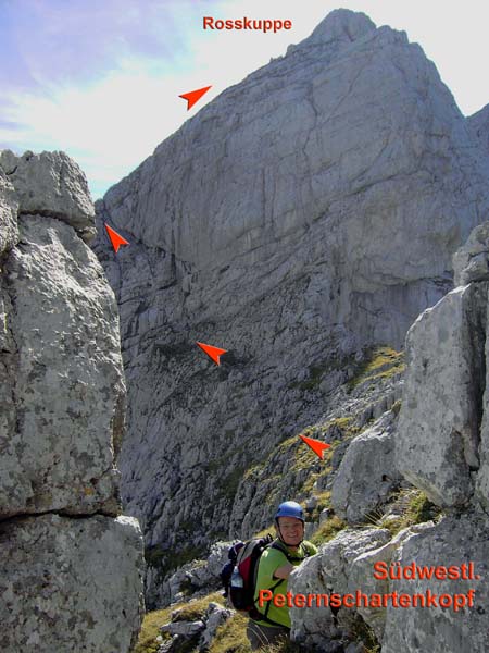 gleich über der Scharte werden die Gipfelfelsen des Südwestl. Peternschartenkopf umgangen und die einzige Schwachstelle im Plattenpanzer der Rosskuppe angepeilt, ...