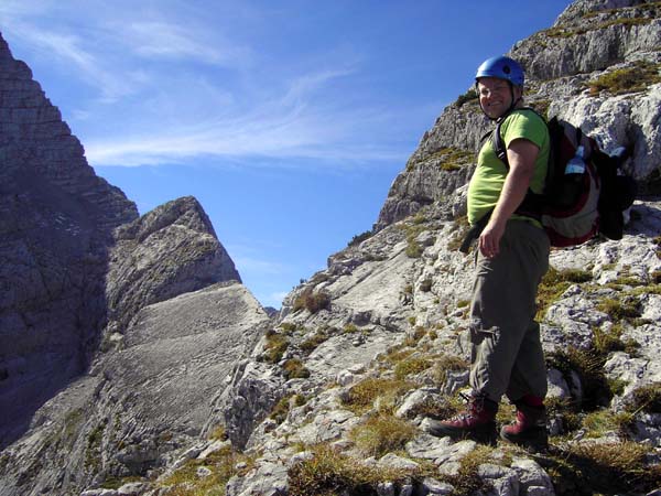 aus der schattigen Plattenwand tritt Hannes auf den Ostgrat hinaus und kann den ersten Blick aufs berühmte Dachl werfen