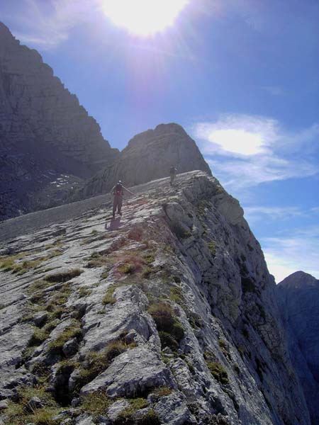 der Tanz übers Dachl, eine eindrucksvolle Wasserrillenplatte; von rechts münden zahlreiche extreme Kletterrouten aus dem Haindlkar