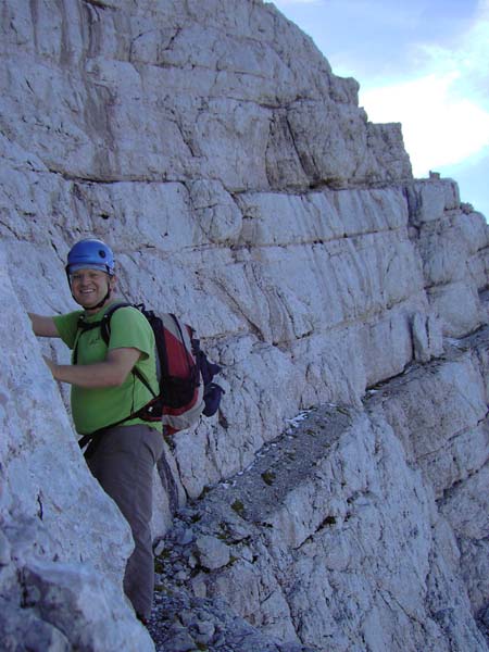 Hannes in der markierten Variante der steilen Hochtorflanke; auf dem schmalen Band über seinem Helm lauert die letzte Schlüsselstelle, ...