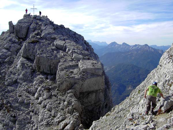 Übergang vom NO- zum Hauptgipfel; das Hochtor hat seinen Namen von dieser Scharte, die den Blick auf die Hallermauern freigibt