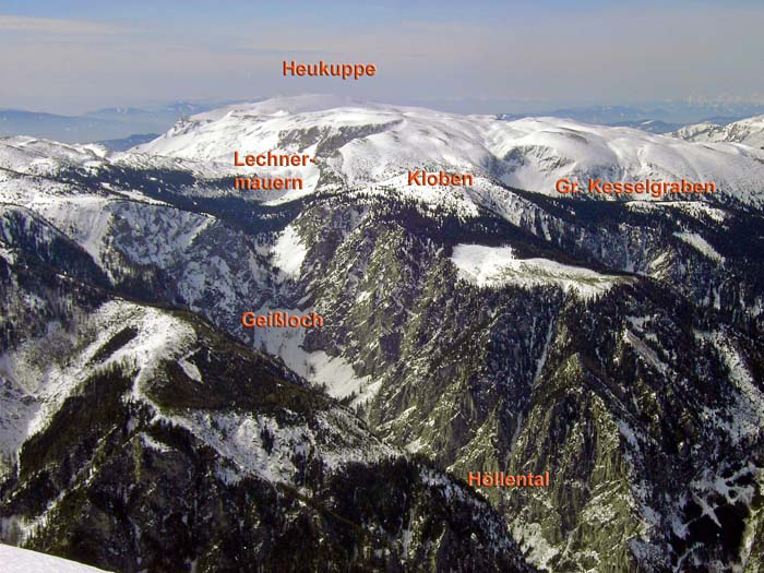 die Rax aus NO (Klosterwappen, Schneeberg); die Loswand bricht - für uns unsichtbar - vom Wachthüttelkamm (Diagonale vorne links) ins Gr. Höllental ab, in Bildmitte die Klobenwand