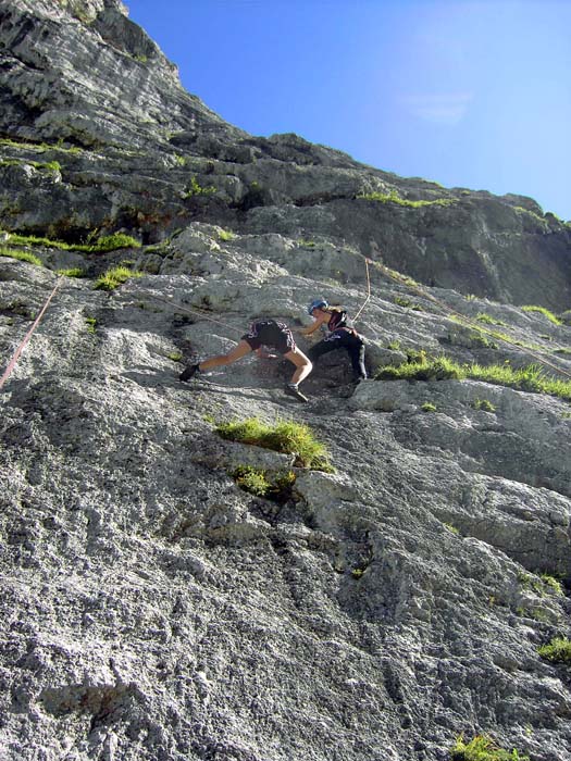 genau 400 m tiefer werden heiße Tipps verteilt - an der Paganiniplatte, einem talnahen Klettergarten am Fuß der Bergsteigerwand; 9 Routen von 3 bis 7-, Ulli und Corinne in Lady aus dem Zillertal, 5+