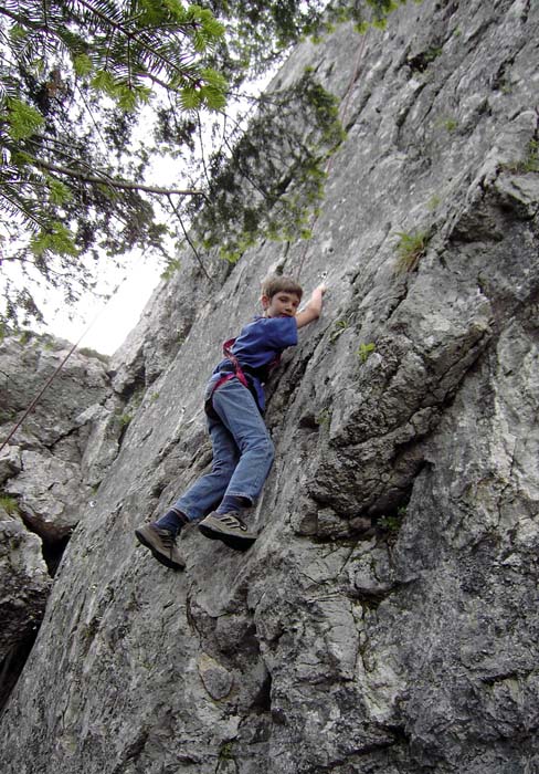 zuletzt noch ein Bild von der anderen Seite des Taleingangs: Nikolaus in Teddybär, 4- (Kinderklettergarten Vordere Klobenwand; 11 Routen von 2+ bis 7-); natürlich gibt's auch in diesem Wandbereich viele tolle Kletterrouten, besonders schön D'oide Wurz'n, 7- oder Nix für Suderer, 6