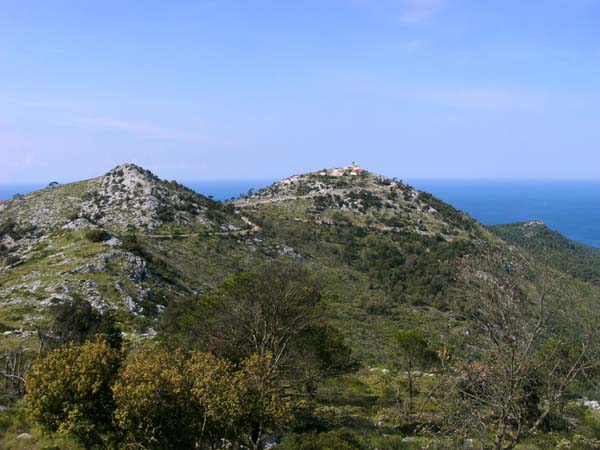 Blick von der höchsten Kuppe des Hum auf Süd- und SW-Gipfel; auf Letzterem befindet sich eine Militärstation