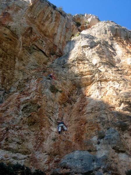 Ulli mit ihrer Schwester Hedi in der 1. Seillänge der Tour Issa, Klettergarten Crvene stine