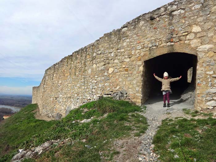 durch einen Tunnel in der Mauer ...