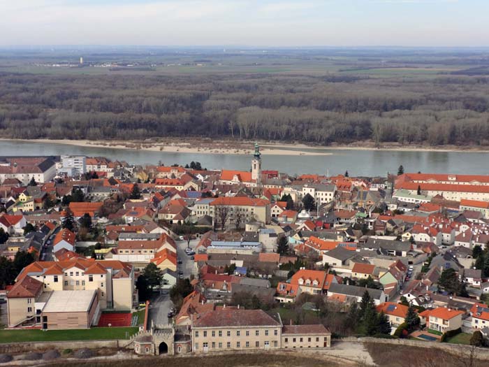 zu Füßen der Festung der historische Stadtkern, jenseits der Donau das Weinviertel