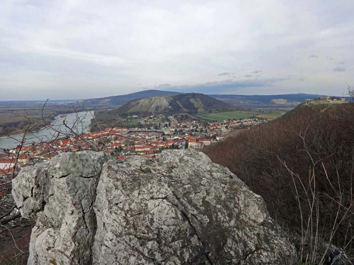 Blick vom unteren Teil des Sporns auf Hainburg und seine Stadtberge; im Hintergrund die Slowakei