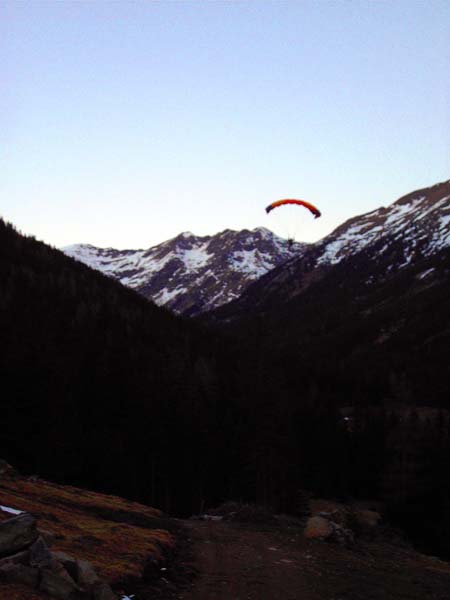 gebranntes Kind: Ulli beim Flug von der Gastrumerhöhe in den südlichen Wölzer Tauern ...