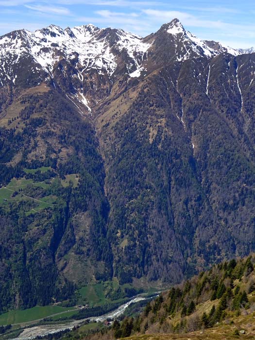 der Katarakt aus 1500 m Höhe (vom Kegelstein); von hier geht es merklich steiler als bisher über die Ortschaft Feld (Einkehrmöglichkeit) ... der Katarakt aus 1500 m Höhe (vom Kegelstein); von hier geht es merklich steiler als bisher über die Ortschaft Feld (Einkehrmöglichkeit) ...