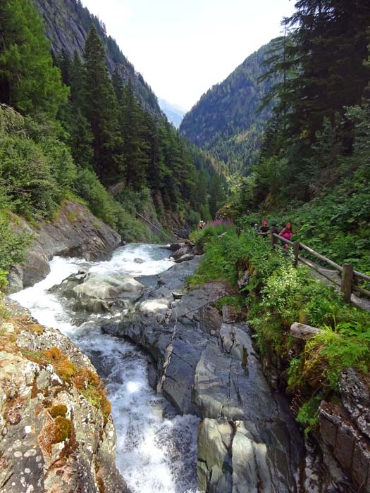 ein Natur-Kraft-Weg mit Aussichtskanzeln und Infotafeln begleitet die stürzenden Wasser ein Natur-Kraft-Weg mit Aussichtskanzeln und Infotafeln begleitet die stürzenden Wasser