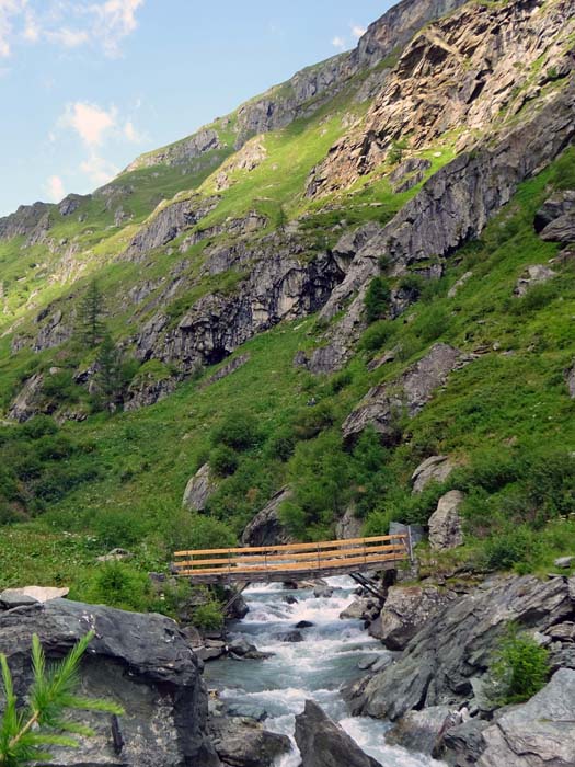 nach den Katarakten wird die Schlucht schlagartig flacher, die Talschlussbrücke lässt uns auf die andere Flussseite wechseln nach den Katarakten wird die Schlucht schlagartig flacher, die Talschlussbrücke lässt uns auf die andere Flussseite wechseln