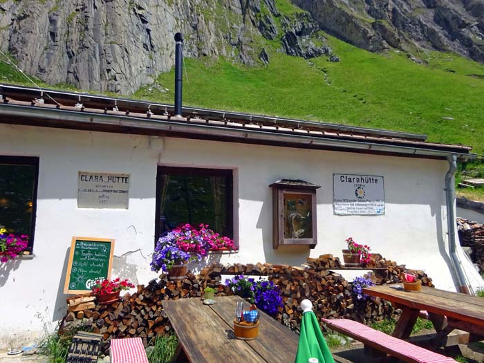 längst hat sich herumgesprochen, dass die Hütte hervorragend bewirtschaftet ist; um zur Hauptsaison zwischen all den internationalen Besuchern noch einen Platz zu ergattern, ist frühzeitige Reservierung zu empfehlen längst hat sich herumgesprochen, dass die Hütte hervorragend bewirtschaftet ist; um zur Hauptsaison zwischen all den internationalen Besuchern noch einen Platz zu ergattern, ist frühzeitige Reservierung zu empfehlen