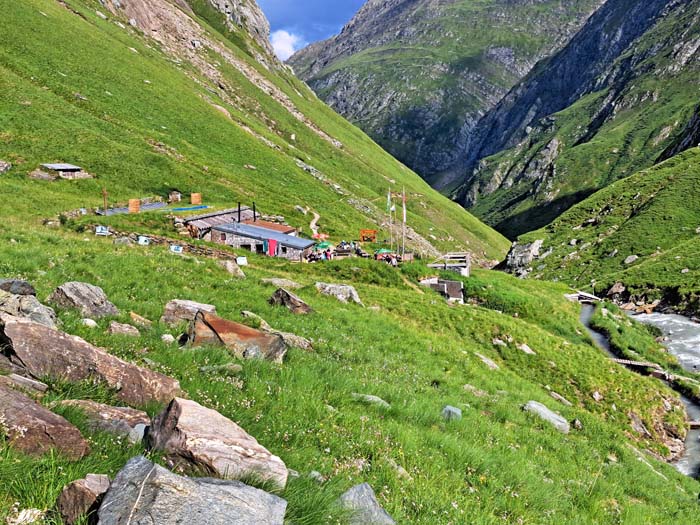 nach mehrmaliger Zerstörung durch gewaltige Lawinenabgänge wurde die Clarahütte beim letzten Wiederaufbau nach Hobbitart dem Gelände angepasst nach mehrmaliger Zerstörung durch gewaltige Lawinenabgänge wurde die Clarahütte beim letzten Wiederaufbau nach Hobbitart dem Gelände angepasst
