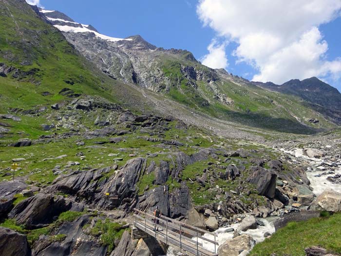 ein Stück hinter der Hütte wechseln wir abermals die Seite ein Stück hinter der Hütte wechseln wir abermals die Seite