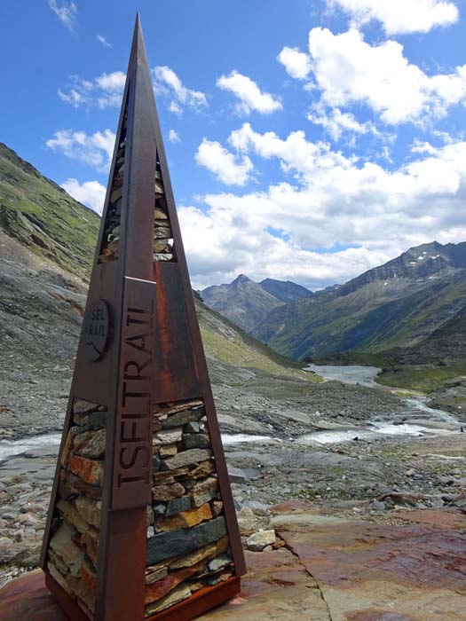 die Metallpyramide markiert das offizielle Ende des Iseltrails die Metallpyramide markiert das offizielle Ende des Iseltrails