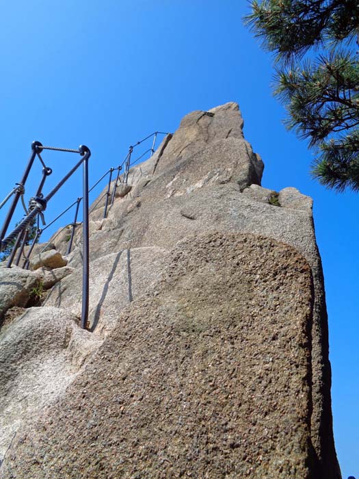 ... und nahe der Schneide auf die Spitze der Felsnadel