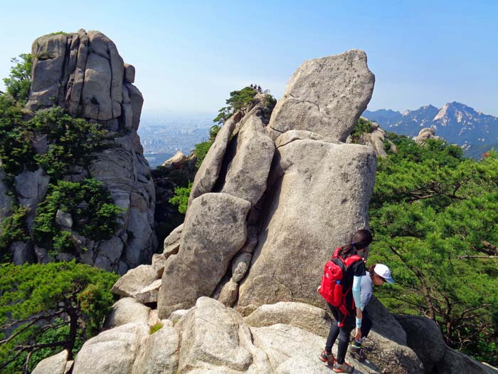 die beiden koreanischen Mädels machen sich an das letzte Stück zum Hauptgipfel