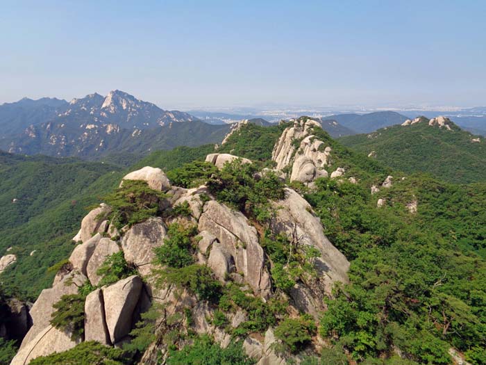 Gipfelblick gegen SW aufs Baekundae-Massiv