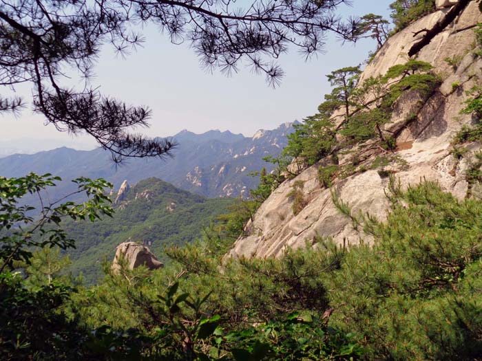 Blick aus dem Waldkar nach Süden; man darf nicht vergessen, dass wir uns im Bukhansan-Nationalpark mit seinen 80 km² inmitten einer Megacity befinden